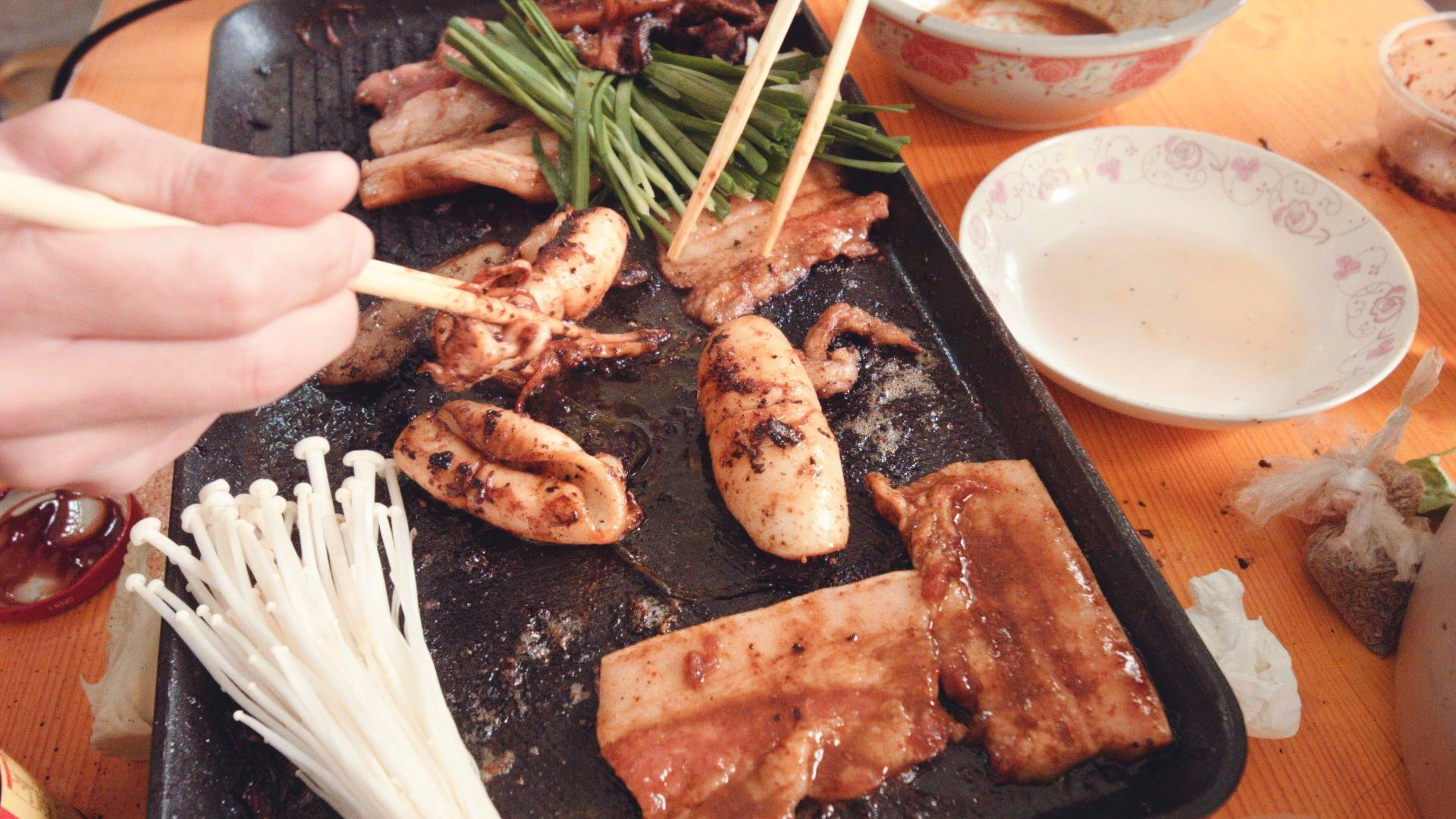 在出租屋做铁板烤肉,铁板鱿鱼,三个靓仔吃的笑嘻嘻